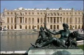 A quelle date Louis XIV dcide de choisir Versailles comme rsidence officielle ?