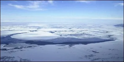 Comment appelle-t-on la croûte de glace qui recouvre la mer ?