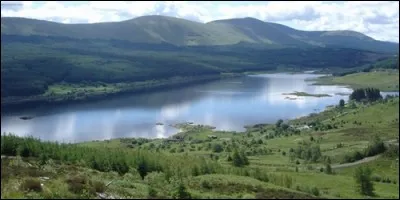 Comment appelle-t-on un lac écossais ?