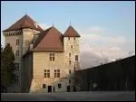 Ancienne résidence des comtes de Genève, le château abrite un musée et, dans la tour et le logis Ferrière, l'Observatoire...
