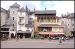 Le vieux centre de la ville, construit sur un marécage et des milliers de pilotis, est un des centres-villes les plus habités de France. Quelle est cette ville ?