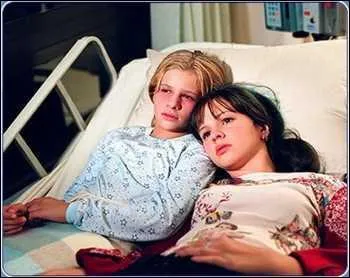 Qui est la jeune fille blonde ?