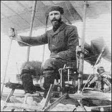 Qui effectue le premier vol officiel en circuit ferm, le 13 janvier 1908  Issy Les Moulineaux ?