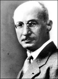 Affect  l'artillerie pour cause de vue dficiente pendant la guerre de 14-18, il devint un important constructeur d'avions :