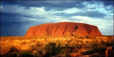 Dans quel pays se trouve le Mont Ayers Rock, aussi appel&eacute; Uluru ?