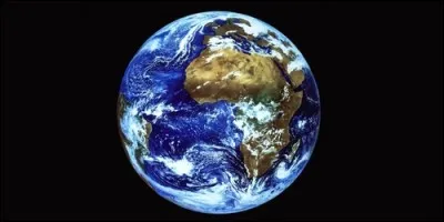 Quel &acirc;ge a la Terre environ ?