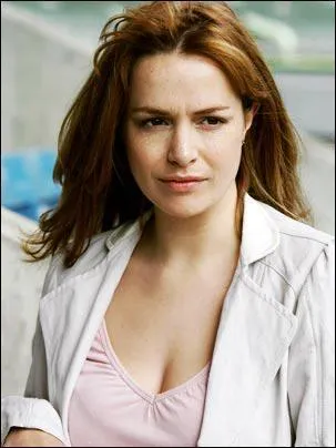 Comment Claudia perd-elle la vue dans l'pisode 5 saison 1 ?