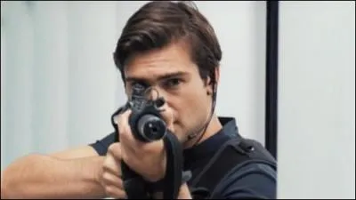 Quelle arme Lester propose-t-il de donner  Becker dans le premier pisode de la saison 5 ?