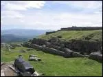Le sommet du Puy de Dme est occup par une antenne relais de tldiffusion. Mais on y trouve aussi les restes d'un temple ddi  ...