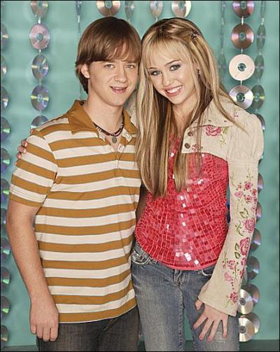 Dans la série Jakson est le frère de Miley, mais dans la vraie vie qui est-il pour elle ?