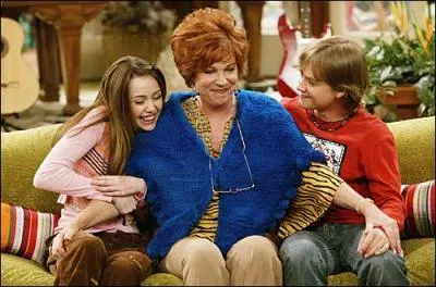 Qui est la personne au milieu des deux ?