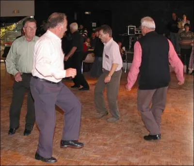 'Avec le commodore et avec l'ami Pierre, ce qu'on va s'en payer mes petits rigolos, en dansant la bourre des 3 clibataires'. Quel chanteur dcd en 2010 interprtait a en 1980 ?