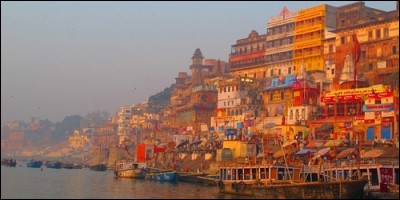 En Inde, quelle ville sacrée située au bord du Gange s'appelle aussi Varanasi ?