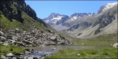 Quelles chaînes de montagnes séparent la France de l'Espagne ?