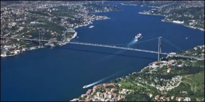 Quel détroit large de moins de 2 km relie la Mer Noire à la Mer Marmara ?