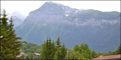 Comment appelle-t-on le versant d'une vallée de montagne exposé au Soleil ?