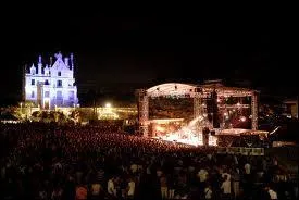 Quelle ville des Pyrnes-Orientales organise les Dferlantes ?