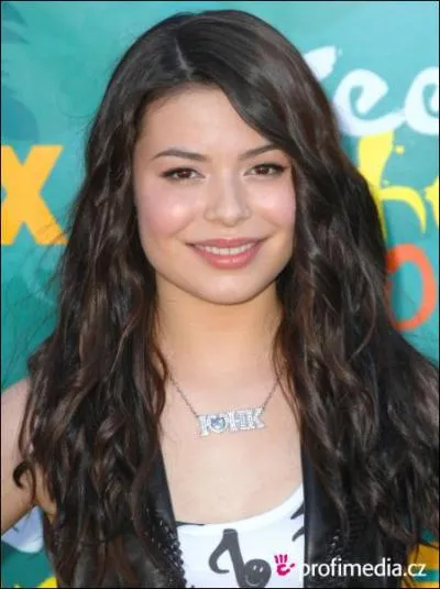 Elle joue dans une mission qui s'appelle Icarly :