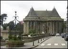 Les Tours Bro-Erec'h et la basilique Notre-Dame du Paradis constituent le coeur historique de cette ville. Il s'agit de ?