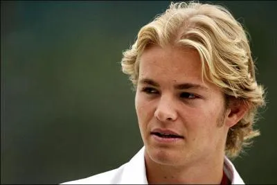 Fils de Kk Rosberg. En 2010 il rejoint l'curie Mercedes Grand Prix. Qui est-ce ?