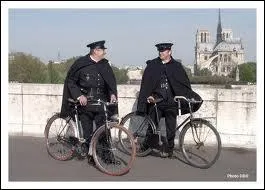 Quel tait le surnom donn aux agents de police d'une brigade parisienne circulant en vlo ?