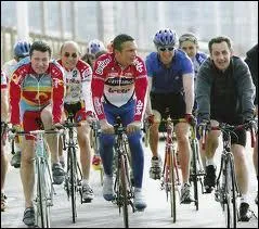 Quel homme politique possde depuis peu une licence de cyclisme  ?