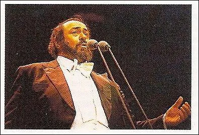 Luciano Pavarotti a sa statue  la pizzeria de ...