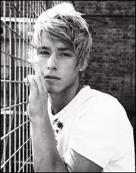 Il joue le rle de Maxxie Oliver