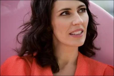 Chanteuse et auteur-compositeur ne le 18 juillet 1969, elle a plusieurs albums tels 'Le Porte-bonheur', 'Et si c'tait moi', 'Des vagues et des ruisseaux'. Chansons : 'Martin', 'Un jour de fte'