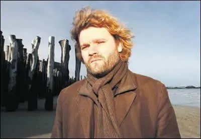 Ecrivain franais n le 12 juillet 1974, auteur de 'Je vais bien, ne t'en fais pas', 'Des vents contraires', 'A l'abri de rien', 'Poids lger'. Prix littraires et romans devenus sujets de films