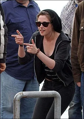 Qui espionne Alice et Bella pendant leur voyage en avion ? (chapitre 19)