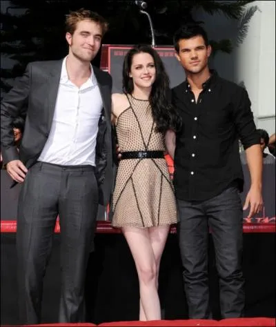 Quand Jacob annonce  Bella que les motos sont termines, combien d'annes lui accorde-t-elle ? (chapitre 7)