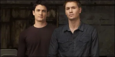 Quels acteurs interprètent les frères Scott dans la série du même nom ?