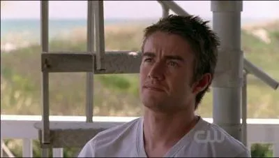 A prsent voici une question sur l'pisode 703. Avec qui Clay a-t-il une discussion  ce moment l ?