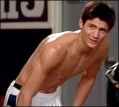 & lui, dans la vraie vie, son vrai prnom, c'est ?