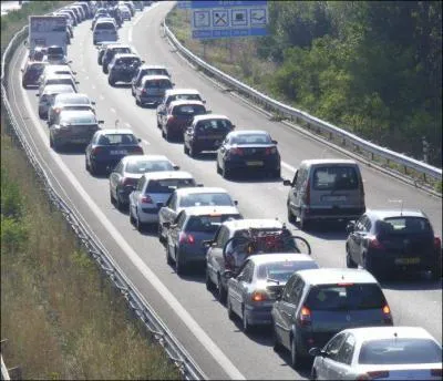 Le projet Sartre tudie un systme de conduite en convois automatiss sur les autoroutes : le vhicule roulera tout seul  90 km/h .