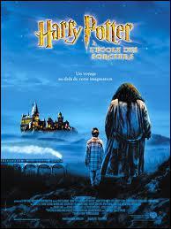 (Dans le 1er film) Qui apprend  Harry qu'il est un sorcier ?