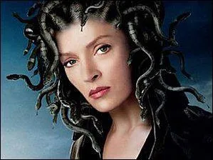Jolie jeune fille dont Posidon s'prend et abuse dans le temple d'Athna. En punition, la desse la transforme en monstre, des serpents remplaant ses cheveux. Qui est-ce ?
