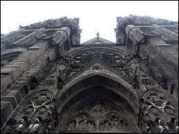 O se trouve la cathdrale construite en pierres volcaniques ?