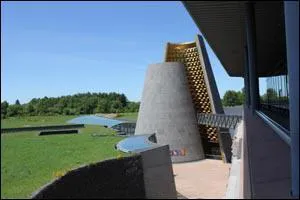 Au pied de quel volcan se trouve Vulcania ?