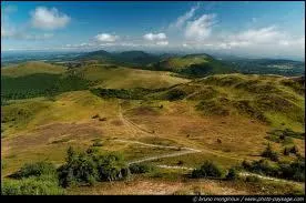 Quel volcan ne se trouve pas dans la chaine des puys ?