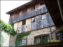 Le dernier moulin  papier d'Auvergne est  ?