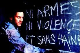 Lorsque la police arrive sur les lieux du 'casse', quel message trouve-t-elle ?