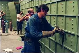 La salle des coffres contient 4000 coffres, combien en ouvrent-ils ?