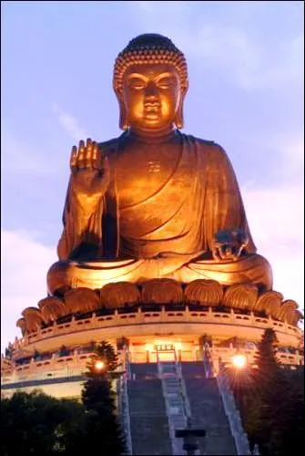 La plus grande statue de Bouddha assis, appele Bouddha Tian Tian, mesure 34 mtres de haut. O se trouve-t-elle ?
