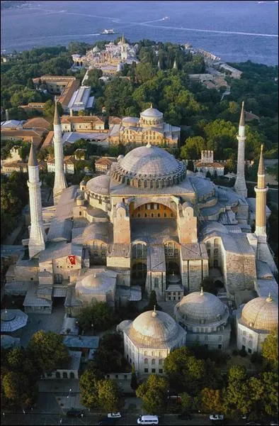 Quel est ce monument d'Istanbul, tour  tour basilique chrtienne, mosque et muse ?