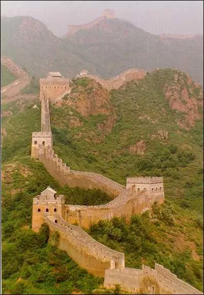 Quelle est la longueur de la Grande muraille de Chine construite contre les invasions du Nord ?