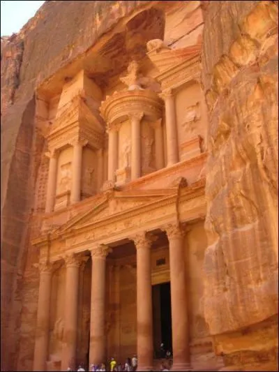 O est situe Ptra, la ville taille dans le roc ?