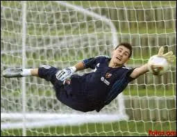 Assez de Brsiliens et de Franais ! Le sduisant gardien espagnol tutoie le ciel avec son surnom de...