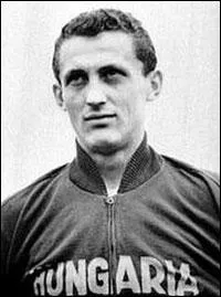 Quel est le seul joueur hongrois, occupant le poste d'attaquant pendant toute sa carrire au Ferencvros TC a remport le ballon d'or en 1967 ?